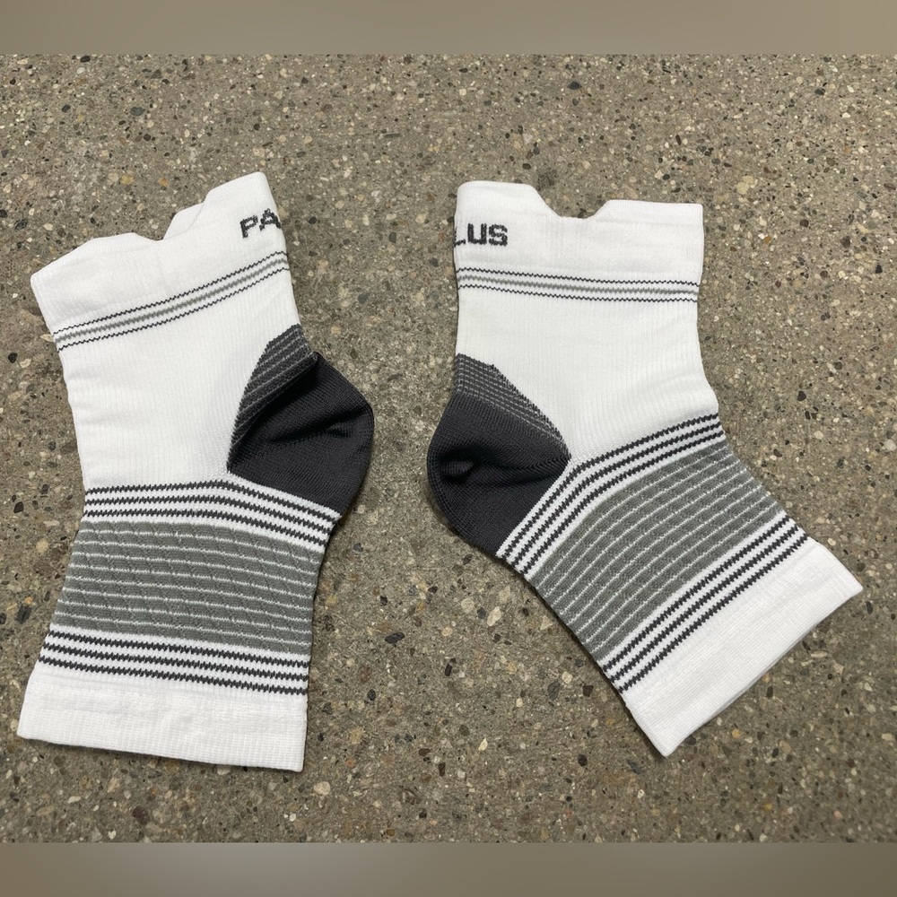 New Unused Plantar Fasciitis Foot Sleeves (3 white Pairs) Compression Socks - Picture 2 of 6